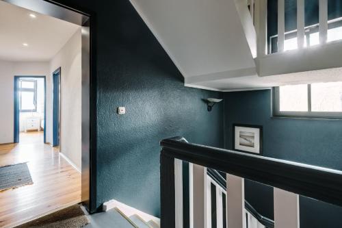 una escalera en una casa con una pared verde en 3-Raum Familienapartment bis 4 Pers 53 en Rankwitz