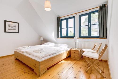 1 dormitorio con 1 cama, 1 silla y 1 ventana en 2-Raum Apartment bis 4 Pers 13 en Rankwitz