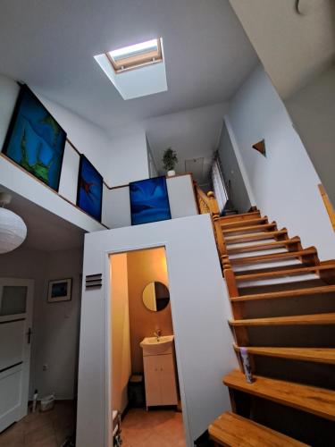Una escalera en una casa con cojines azules. en Noclegi Srebrna Góra en Srebrna Góra