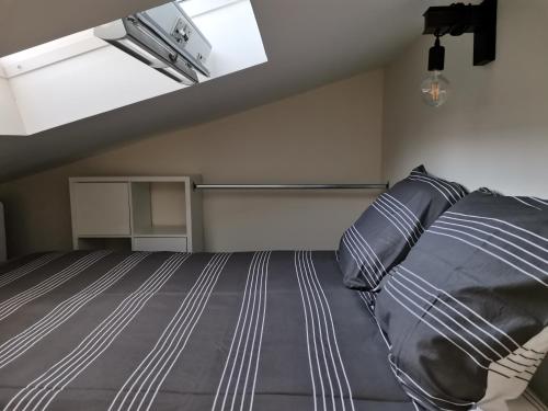 une chambre avec un lit et une fenêtre dans l'établissement Studio en campagne, à Avignon