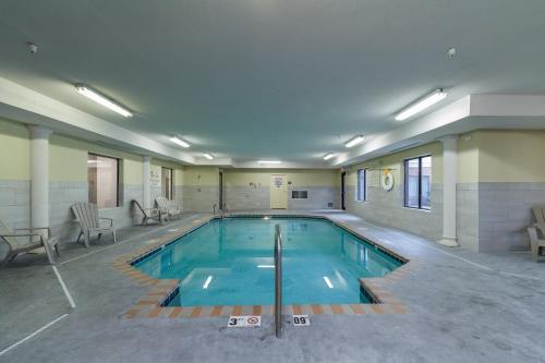 a large swimming pool in a building at Holiday Inn Express & Suites - South Bend - Notre Dame Univ. in South Bend