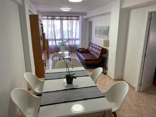 Zona de estar de apartamento renovado en Málaga (SM)
