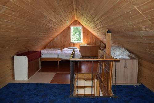 een kleine kamer met een bed op zolder bij Chata Janov in Janov