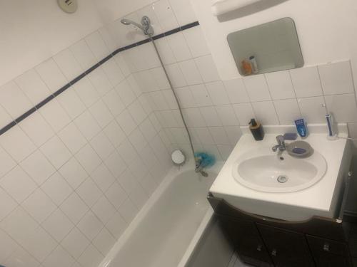 Belle chambre privée dans un appartement à Nogent sur Marne tesisinde bir banyo