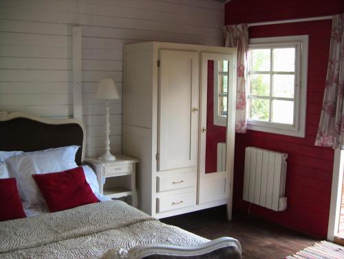 Schlafzimmer mit einem Bett und einem Fenster in der Unterkunft Gîte - Chambre d Hôtes Les 4 vents Guingamp in Saint-Agathon