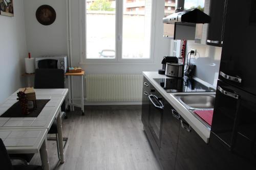 A kitchen or kitchenette at Apart'hotel Les Floralies