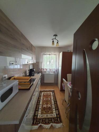 een keuken met een kleed op de vloer bij Casa Alma in Borşa
