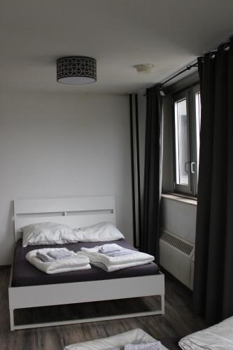 a bedroom with two beds in a room at FeWo Central in Cologne