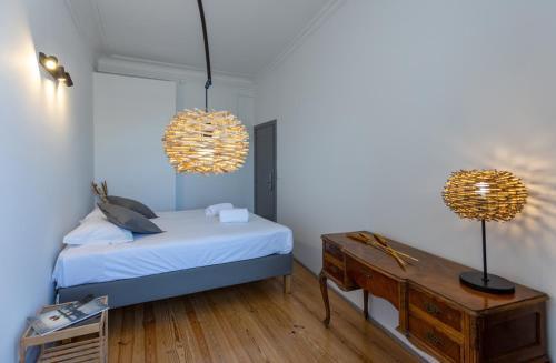 a bedroom with a bed and two lamps and a table at Sleep in Centre - Aveiro in Aveiro