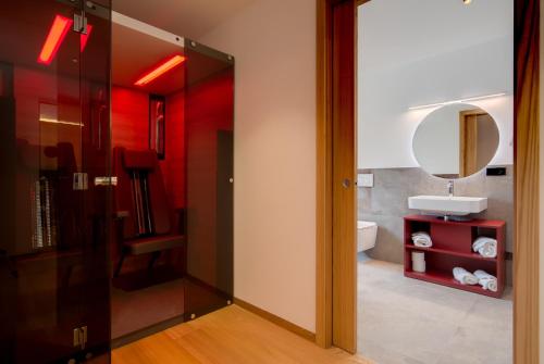 uma casa de banho com um lavatório e um espelho em Residence & Sportlodges Claudia em Plaus