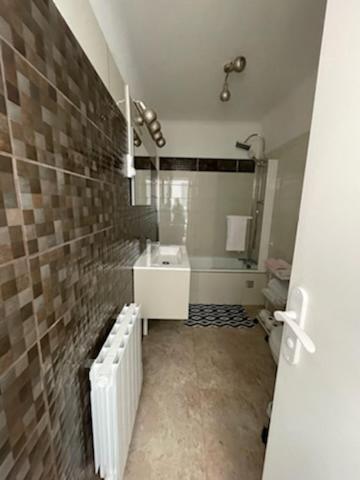 une salle de bain avec un lavabo et des toilettes dans l'établissement Les pieds dans l'eau, au Grau-dʼAgde