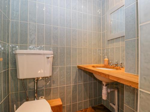 La salle de bains est pourvue de toilettes et d'un lavabo. dans l'établissement The Studio, à Hungerford