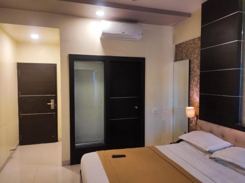 Ένα ή περισσότερα κρεβάτια σε δωμάτιο στο Hotel Vaishnavi