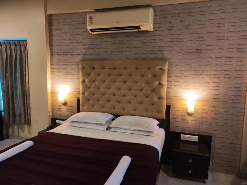 Ένα ή περισσότερα κρεβάτια σε δωμάτιο στο Hotel Vaishnavi