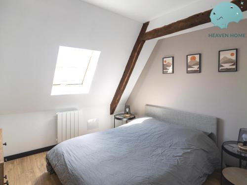 une chambre avec un grand lit et une fenêtre dans l'établissement Grand appartement LOFT Lannion centre T4, à Lannion