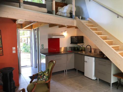 una cocina con escalera en una casa en Chez Marie et Jean nature calme terrasse parking en Pujols-sur-Ciron