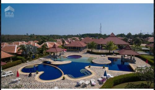 uma vista aérea de uma piscina num resort em Mae Phim , Bali Residence 2 with privat pool em Rayong