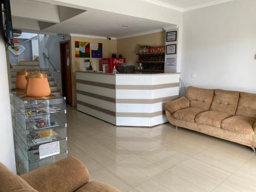un vestíbulo con dos sofás y un mostrador en una tienda en Hotel Rio Verde en Dianópolis