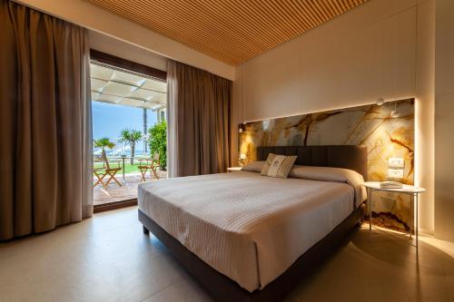 A bed or beds in a room at Donnarumma Hotel