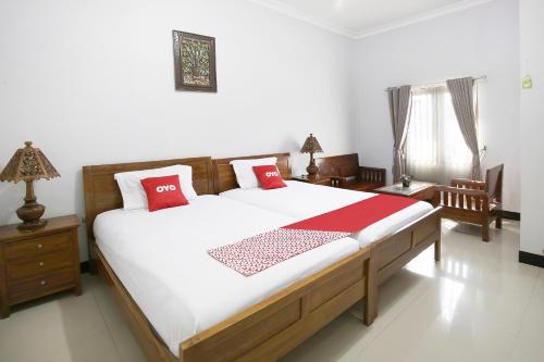 A bed or beds in a room at Collection O 91449 Griya Ampenan Residence