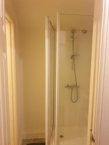 ein Bad mit einer Dusche und einer Glastür in der Unterkunft 2 bedroom apartment in Greater Manchester in Ashton under Lyne