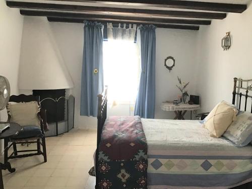 a bedroom with a bed and a window at Casa Chantal in Gaucín