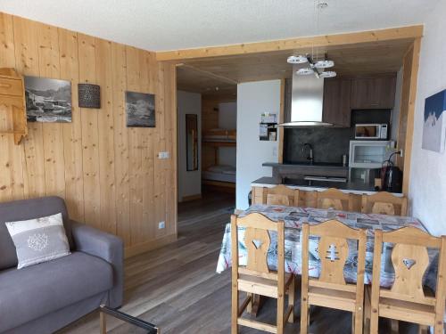 un salon avec un lit et un canapé dans l'établissement Appartement 2 pièces, sud-ouest, montagne, Tignes - FR-1-449-7, à Tignes