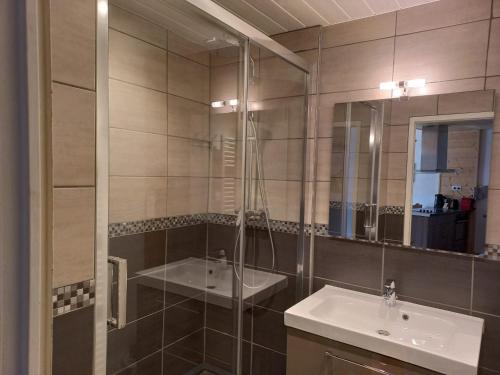 une salle de bain avec un lavabo et un miroir dans l'établissement Appartement 2 pièces, sud-ouest, montagne, Tignes - FR-1-449-7, à Tignes