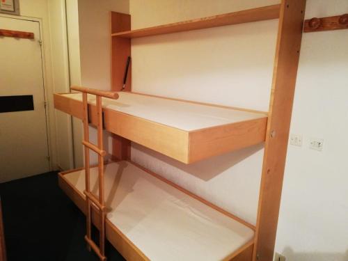 une étagère en bois dans une pièce dans l'établissement Studio au Cœur de Tignes, Balcon Sud-Ouest, Proche Pistes et Commerces - FR-1-449-58, à Tignes