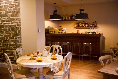 comedor con mesa blanca y sillas en Mir Boutique Hotel, en Ioannina
