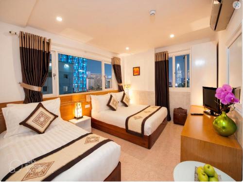 ホーチミン・シティにあるFelix Hotelのベッド2台とテレビが備わるホテルルームです。