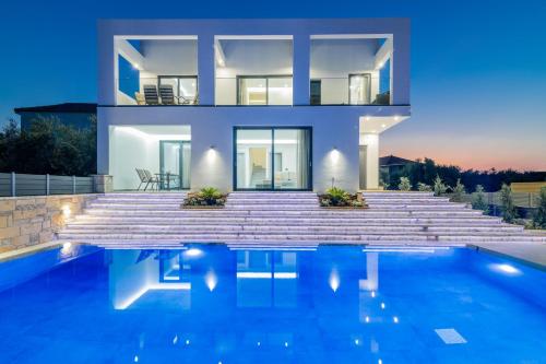 een villa met een zwembad voor een huis bij Boheme Villa in Zakynthos