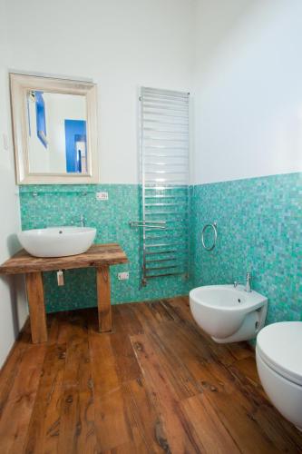 a bathroom with two sinks and a mirror and a tub at Hotel & Resort Lunatenuta in Mondragone