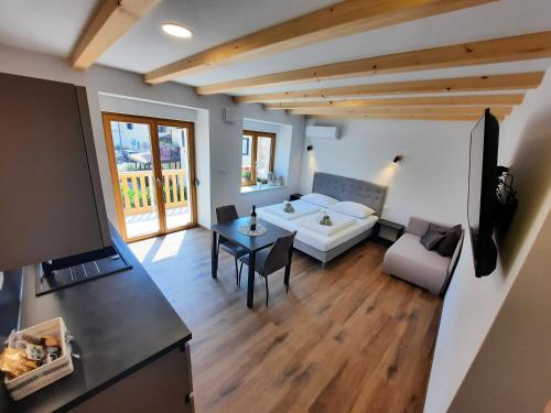 un soggiorno con un divano e un tavolo di Apartments Hlapi with SPA a Kobarid