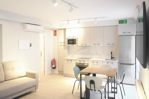 a kitchen and dining room with a table and chairs at APARTAMENTOS LA FLORA BURGOS todos con aire acondicionado y ascensor in Burgos