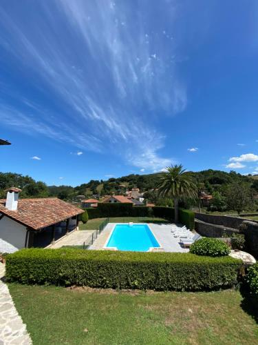 una imagen de una piscina en un patio en Posada La Lomba en Hermosa