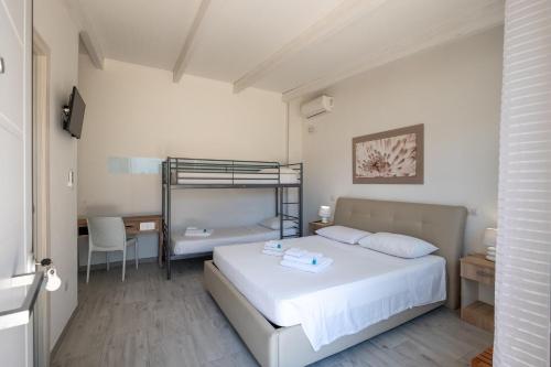 ein Schlafzimmer mit einem Bett und einem Etagenbett in der Unterkunft Perla Salentina in Taviano