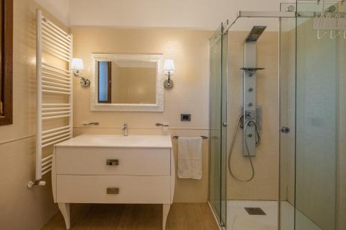 ein Bad mit einem Waschbecken und einer Dusche in der Unterkunft Perla Salentina in Taviano