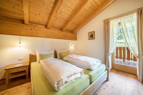 two beds in a room with a window at Naturresidenz Theistadl Apt 302 in Pracupola