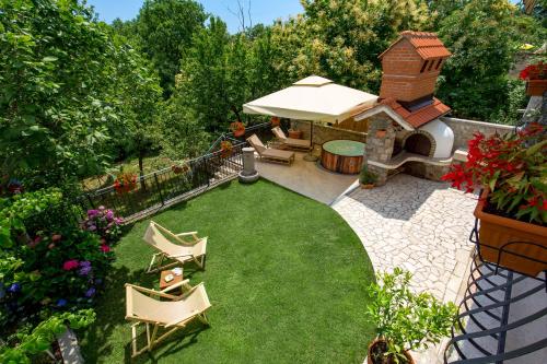 Apartment Laura Ika-Lovran 80 m2 with private 100 m2 garden hot tub free parking