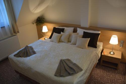 Postel nebo postele na pokoji v ubytování Hotel Zámek Velká Bystřice
