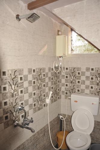 uma casa de banho com um WC e um chuveiro em Classic Homestay em Hospet