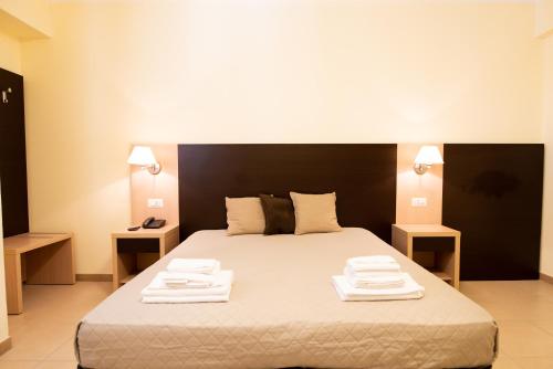 um quarto com uma cama com duas toalhas em G&G Hotel em Grammichele