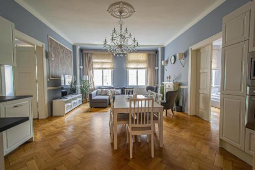 Il comprend une cuisine et un salon avec une table et des chaises. dans l'établissement Luxury Central 150m2 Apartment on Wencelas Square with Private Garage, à Prague