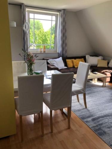 a living room with a table and chairs and a couch at Ferienwohnung Seeblick Ratzeburg in Ratzeburg