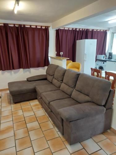 un grande divano marrone in soggiorno di Mabouya a Le Vauclin
