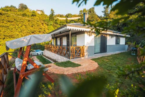 uma pequena casa branca com uma cerca e um quintal em Blacksea Dream House em Trabzon