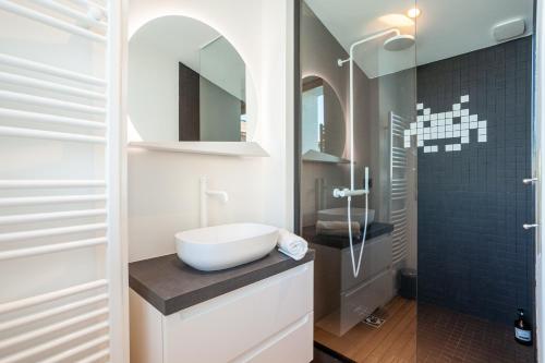 une salle de bain avec un lavabo et une douche dans l'établissement Casa Ao - Duplex avec terrasse vue mer, à Marseille