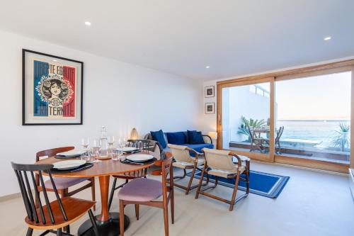 une salle à manger avec une table et des chaises dans l'établissement Casa Ao - Duplex avec terrasse vue mer, à Marseille