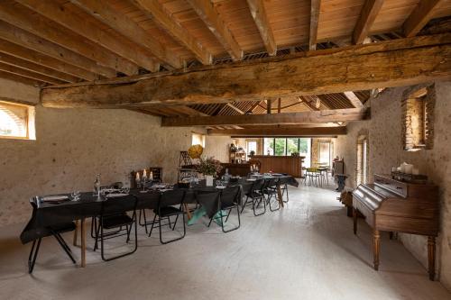 Habitación grande con mesas y sillas. en Cabanes de la Grande Noe en Les Épasses